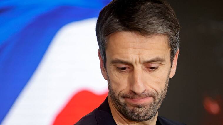 El jefe del comité organizador de los Juegos Olímpicos de París 2024, Tony Estanguet, habla con los medios de comunicación en la capital de Francia.