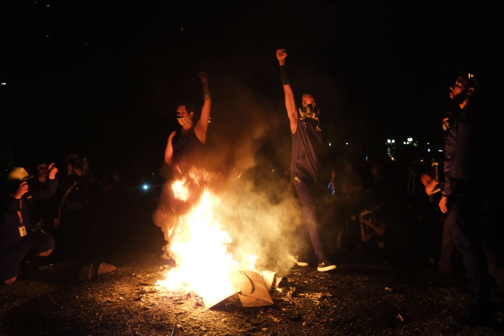 Los manifestantes desafían a la policía en EEUU