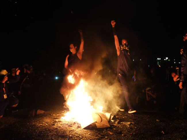Los manifestantes desafían a la policía en EEUU