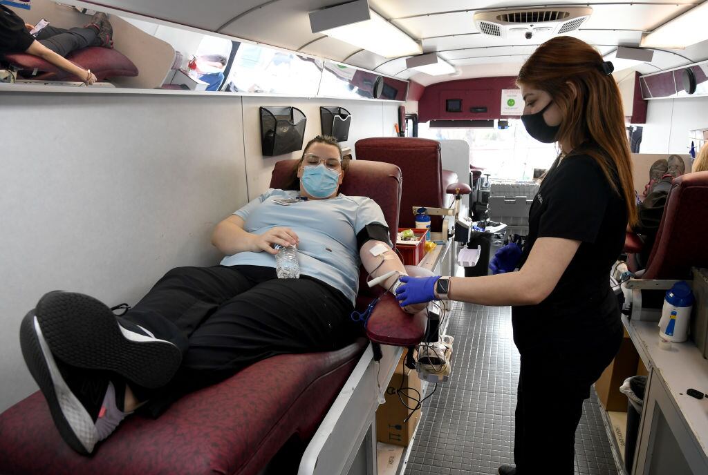 Trabajadora de la salud atiende a una mujer en Las Vegas