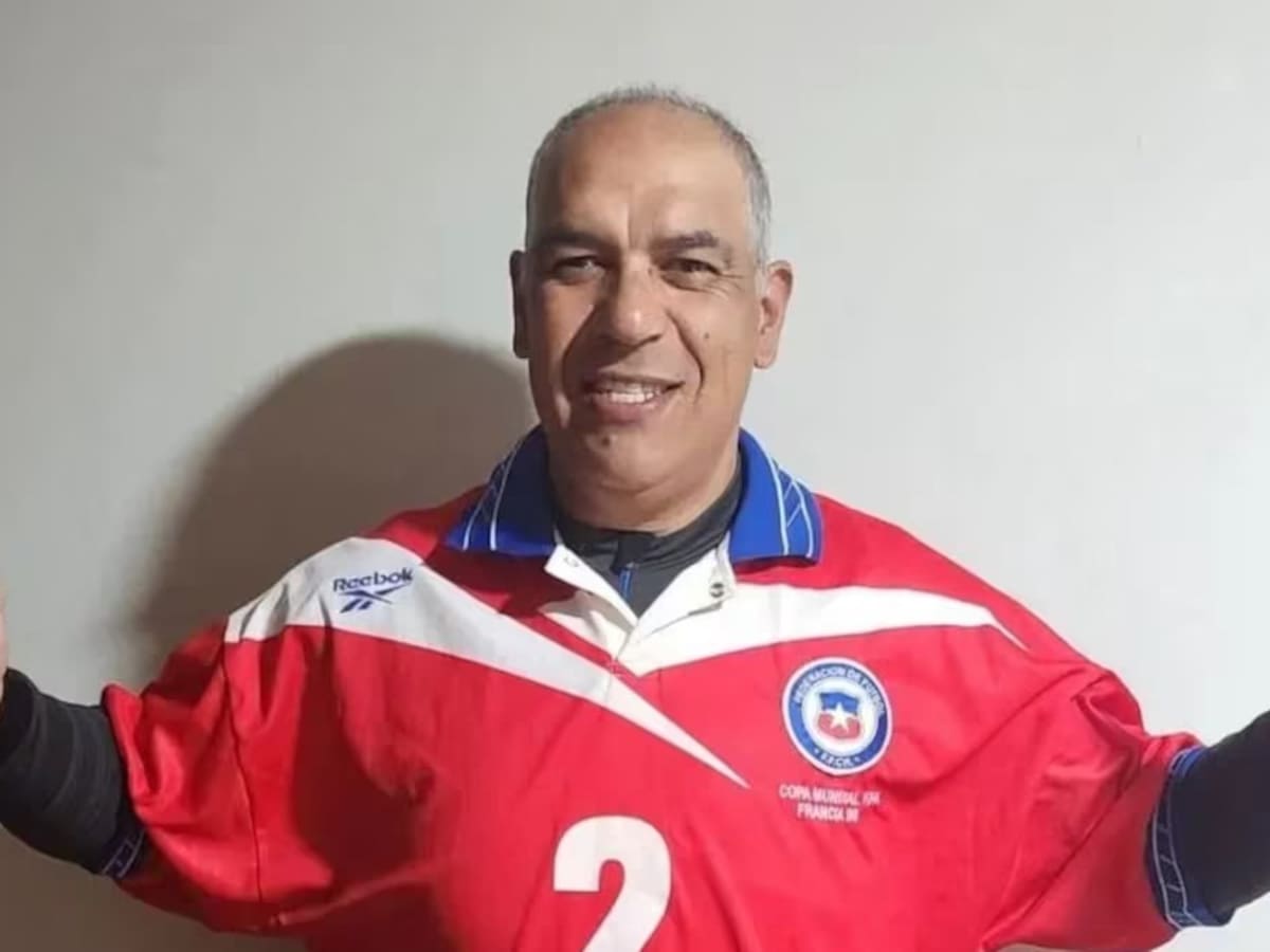Mundialista con La Roja remata la camiseta que usó en Francia 1998: necesita el dinero para costear operación de su nieto