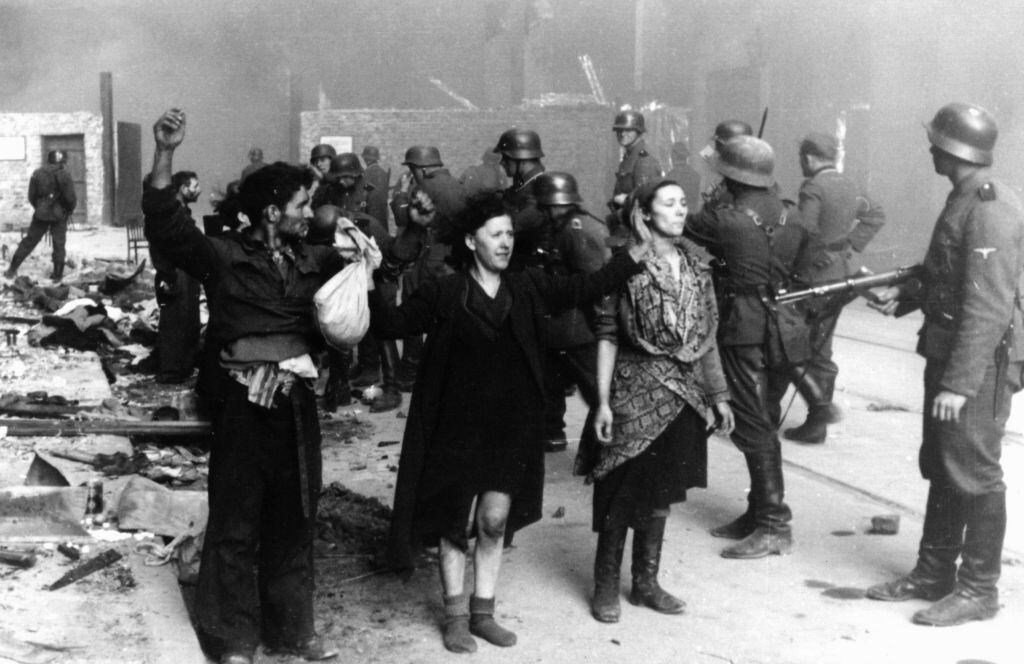 Soldados del régimen nazi capturan a mujeres judías en Polonia
