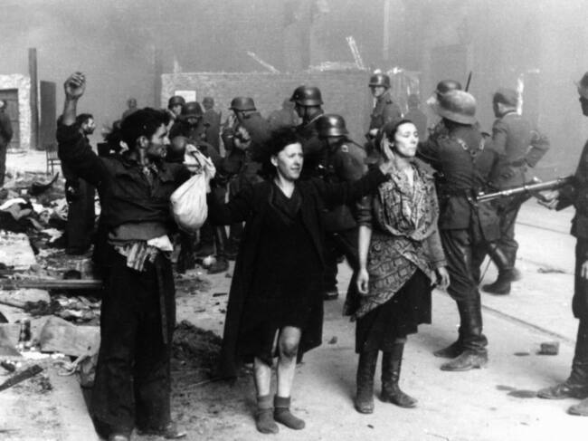 Soldados del régimen nazi capturan a mujeres judías en Polonia