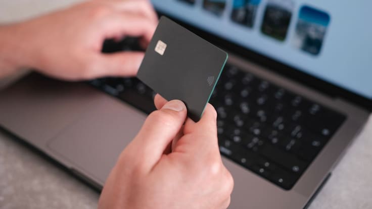 Adiós a las cuotas: el débito se impone y las billeteras digitales se disparan en el e-commerce chileno