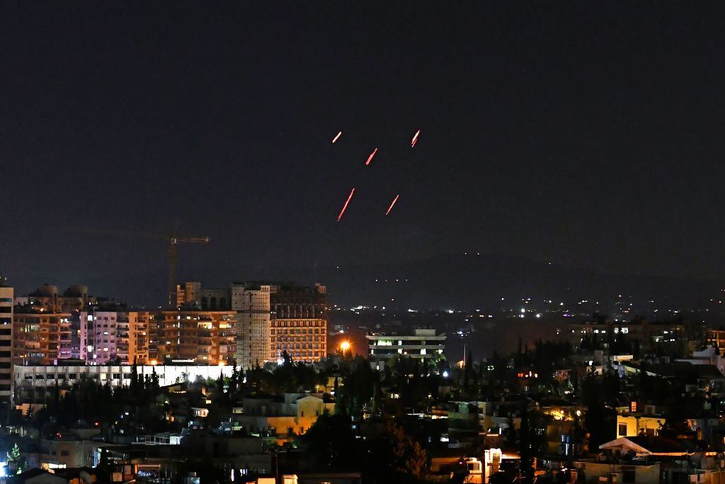 Defensa antiaérea de Siria intenta frenar los ataques de Israel en Damasco