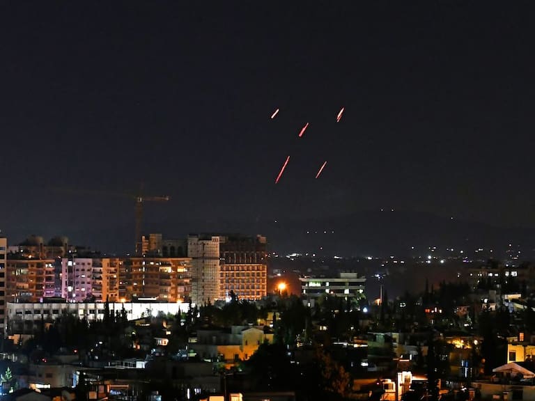 Defensa antiaérea de Siria intenta frenar los ataques de Israel en Damasco