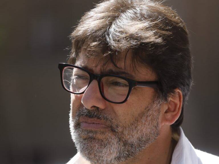 26 de marzo del 2020/SANTIAGOEl alcalde de Recoleta, Daniel Jadue, participa de un punto de prensa, tras salir de la oficina de partes del Palacio de La Moneda, tras dejar una carta dirigida al Presidente de La Republica, para que decretar cuarentena en todas las comunas de Santiago.
FOTO: SEBASTIAN BELTRAN GAETE/AGENCIAUNO