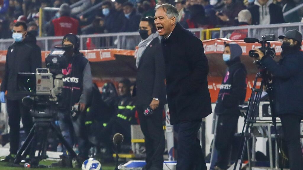 Ariel Holan se olvida del pentacampeonato en la UC: "Con el nivel de error que estamos jugando, es difícil ganar"