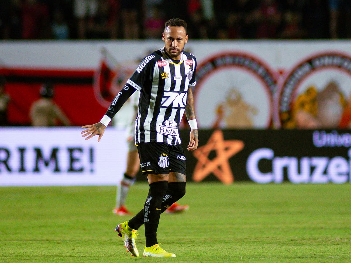 Neymar extiende su contrato para seguir jugando en Santos