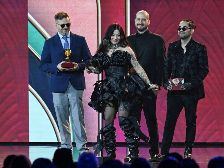 Mon Laferte recibe el premio a ‘Mejor Álbum’ por su disco Autopoiética en Premios Latin Grammy 2024