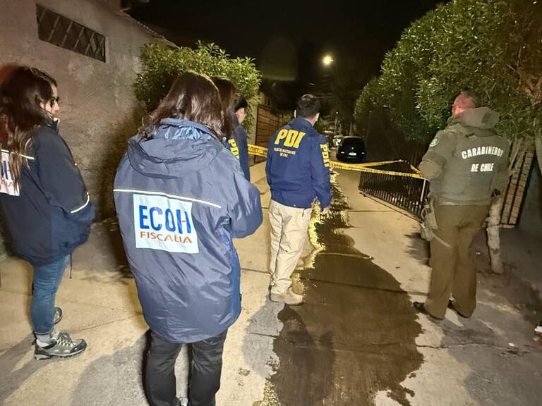 Melipilla: hombre resulta herido tras ser baleado mientras estaba junto a su pareja en la vía pública
