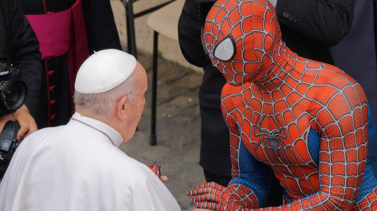 Papa Francisco y Spiderman en el Vaticano