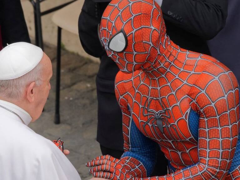 Papa Francisco y Spiderman en el Vaticano