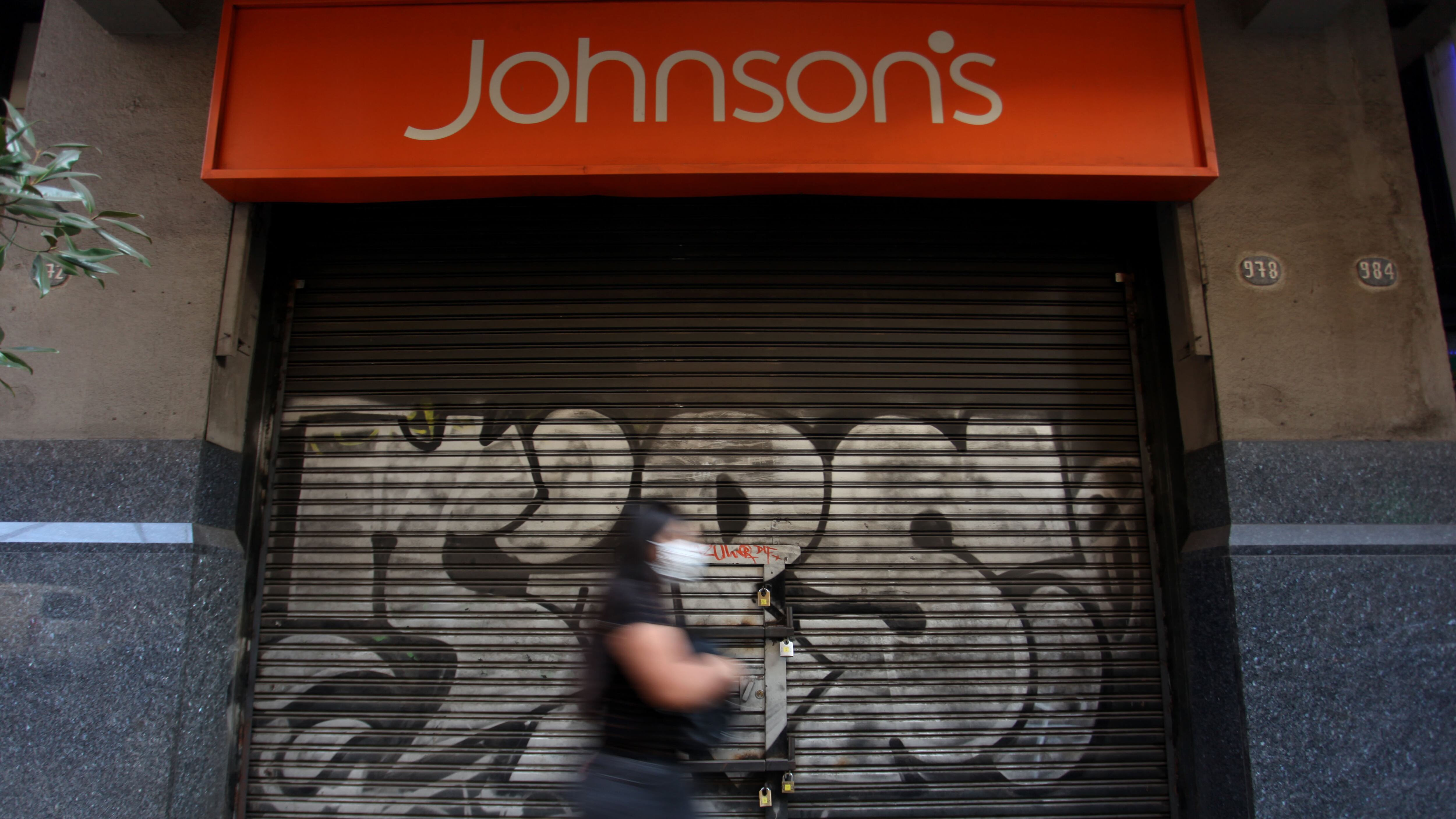 17 DE ABRIL 2020 / SANTIAGO
Mujer con mascarilla transita a las afueras de la tienda comercial "Johnsons", ubicada en calle Agustinas, Santiago.
FOTO: AILEN DIAZ/AGENCIAUNO