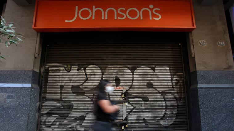 17 DE ABRIL 2020 / SANTIAGO
Mujer con mascarilla transita a las afueras de la tienda comercial "Johnsons", ubicada en calle Agustinas, Santiago.
FOTO: AILEN DIAZ/AGENCIAUNO