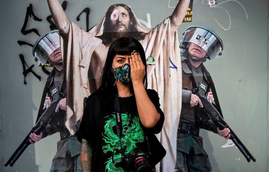 La fotógrafa Nicole Kramm posa con so ojo tapado por la violencia contra los medios independientes en Chile
