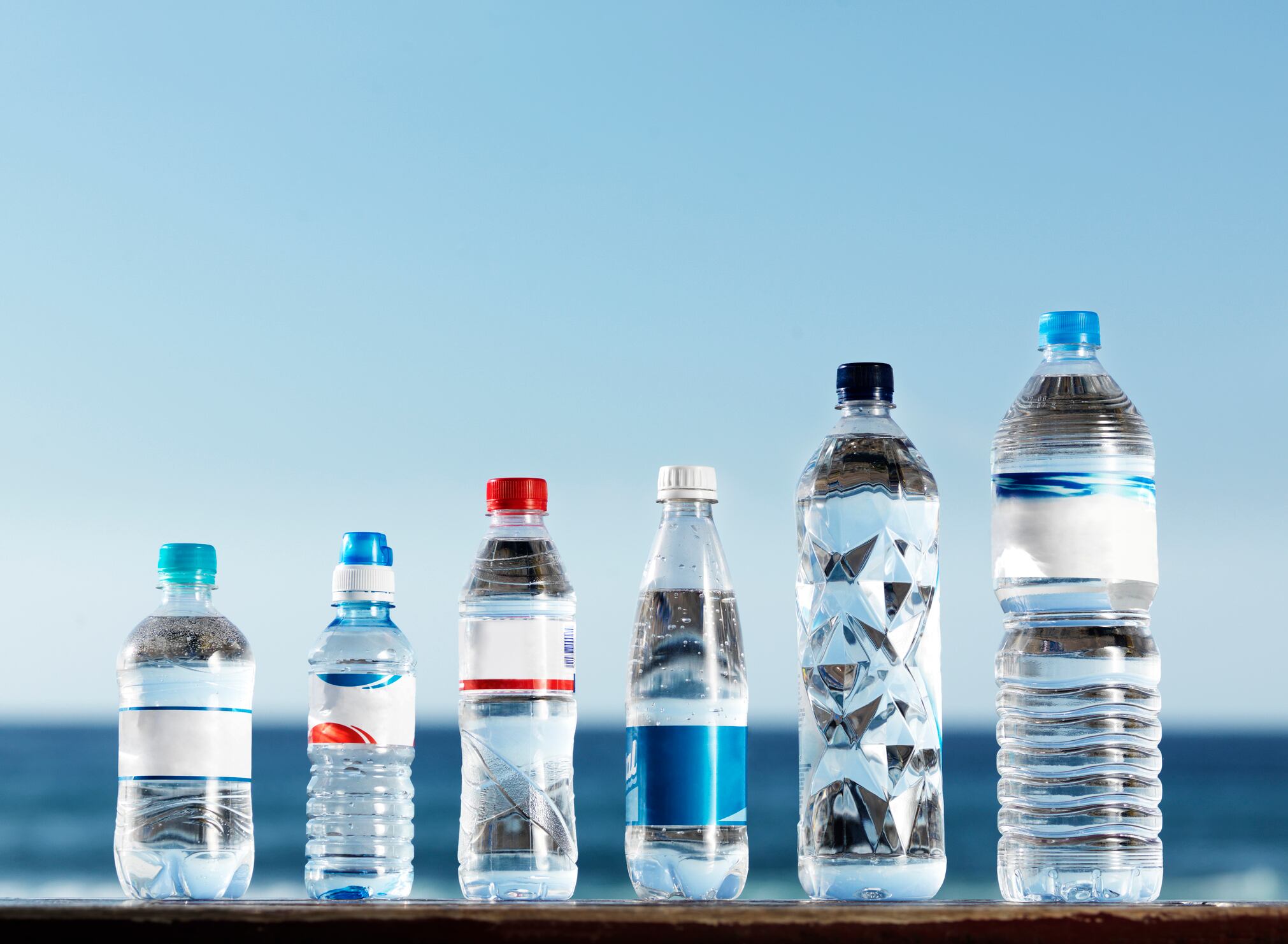 Nuevo estudio en Chile revela peligroso dato sobre el agua embotellada: con estos envases hay que tener cuidado