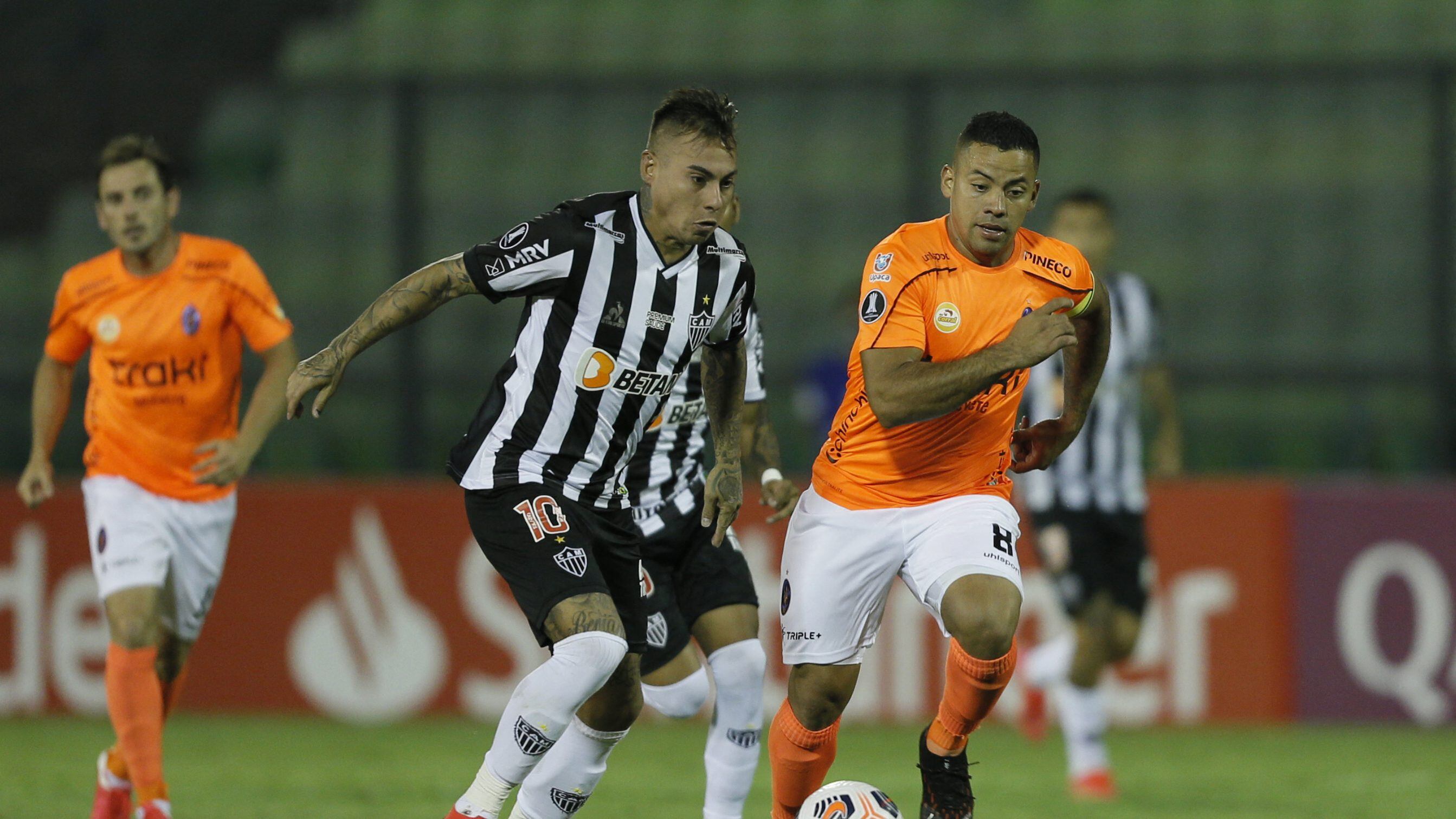 Brazil's Atletico Mineiro Chilean Eduardo Vargas (L) and Venezuela's Deportivo La Guaira Arles Flores vie for the ball during their Copa Libertadores football tournament group stage match at the Olimpico Universitario Stadium in Caracas on April 21, 2021. (Photo by MANAURE QUINTERO / POOL / AFP) (Photo by MANAURE QUINTERO/POOL/AFP via Getty Images)