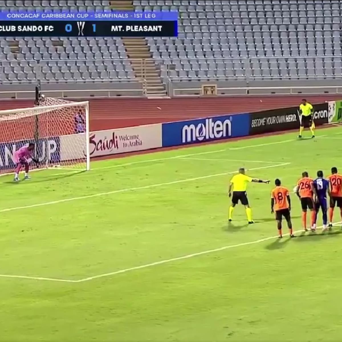 Quedó en ridículo: jugador se hace viral por su insólita forma de patear un penal en la Copa Caribeña de Concacaf