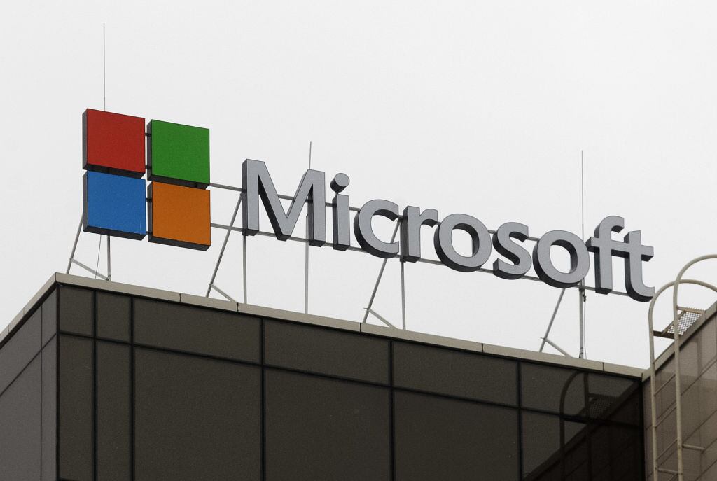El logo de Microsoft Corporation en su sede en Kiev