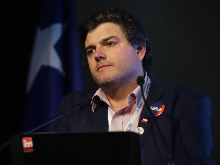 Alcaldes oficialistas apoyan a Toledo por crítica a Alessandri por traspaso a los SLEP