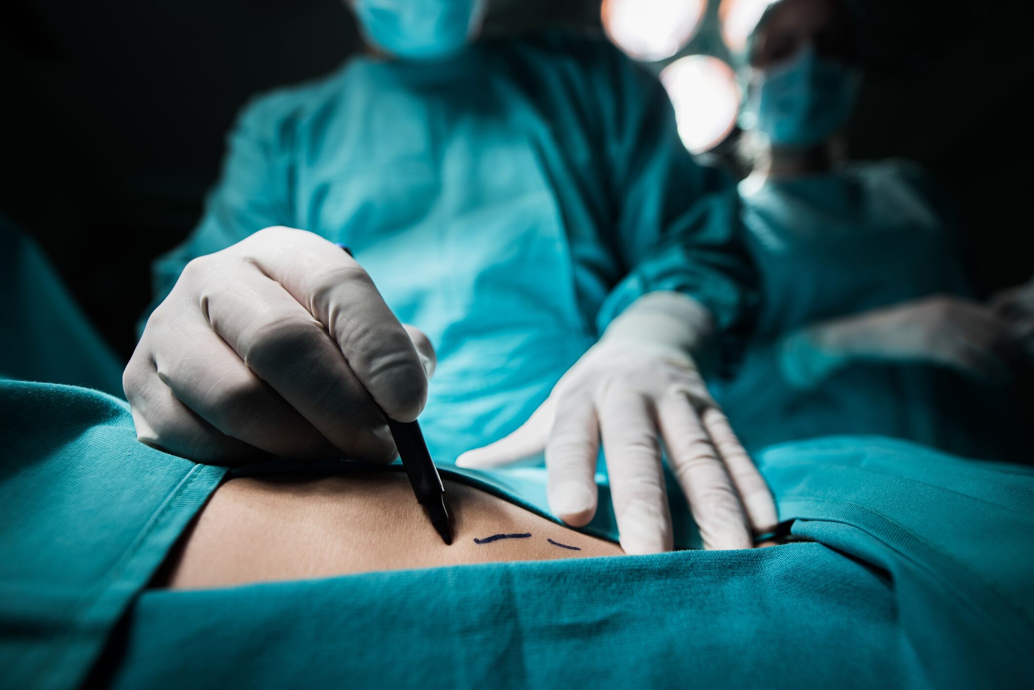 Ante la muerte de mujer en clínica estética: cómo revisar si el médico que te opera está certificado en Chile