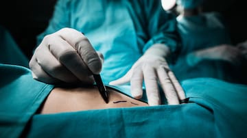 Ante la muerte de mujer en clínica estética: cómo revisar si el médico que te opera está certificado en Chile