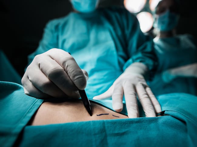 Ante la muerte de mujer en clínica estética: cómo revisar si el médico que te opera está certificado en Chile