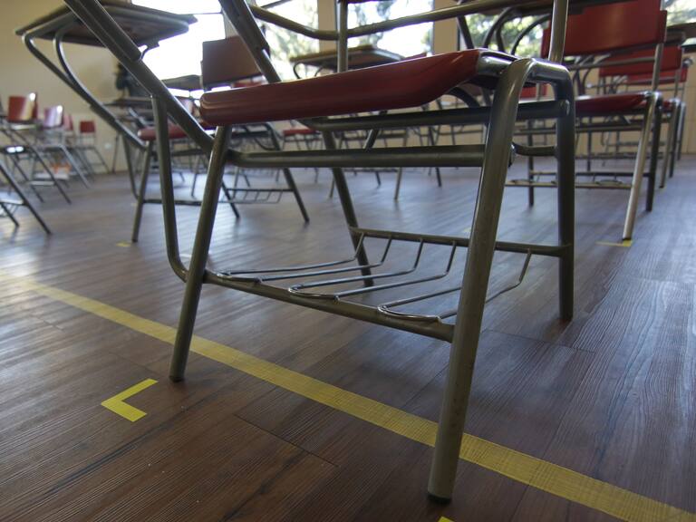 05 de octubre de 2020/SANTIAGOHoy se iniciaron clases presenciales para alumnos de la comuna de Vitacura. En la imagen separación de las sillas de una sala en el colegio Tabancura
FOTO: FRANCISCO CASTILLO/AGENCIAUNO