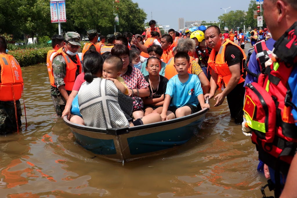 Rescatistas trasladan a personas afectadas por las inundaciones en Weihui