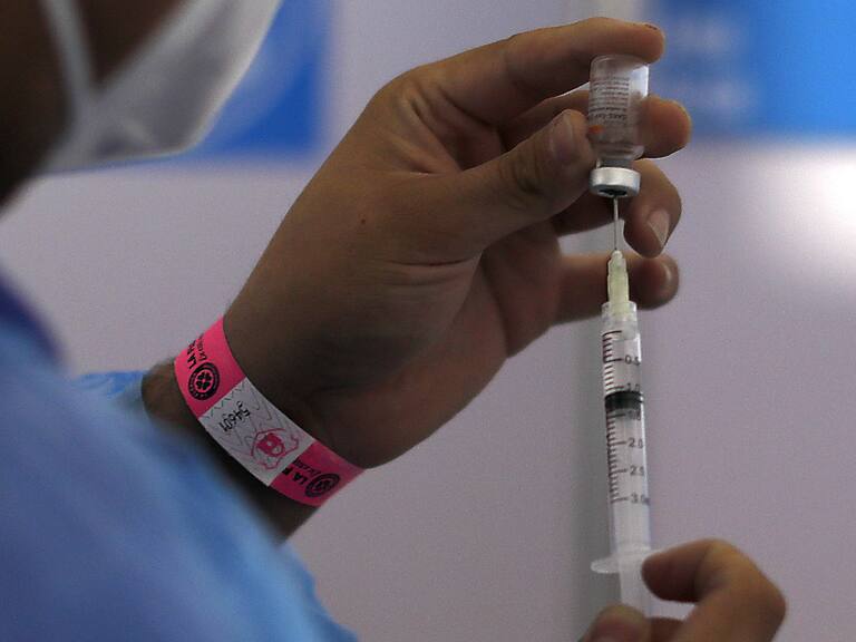 13 de febrero de 2021/SANTIAGO Una funcionaria de la salud maneja una jeringa, durante la vacunacion contra el Covid 19, que se realiza en el Estadio Bicentenario de La Florida.
FOTO: CRISTÓBAL ESCOBAR/AGENCIAUNO