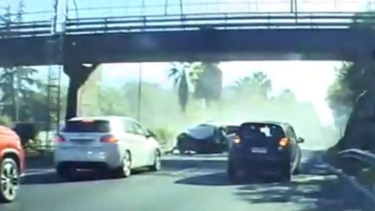 Impactante video muestra violento choque en Las Condes: auto se estrella contra barrera y provoca cierre de Kennedy