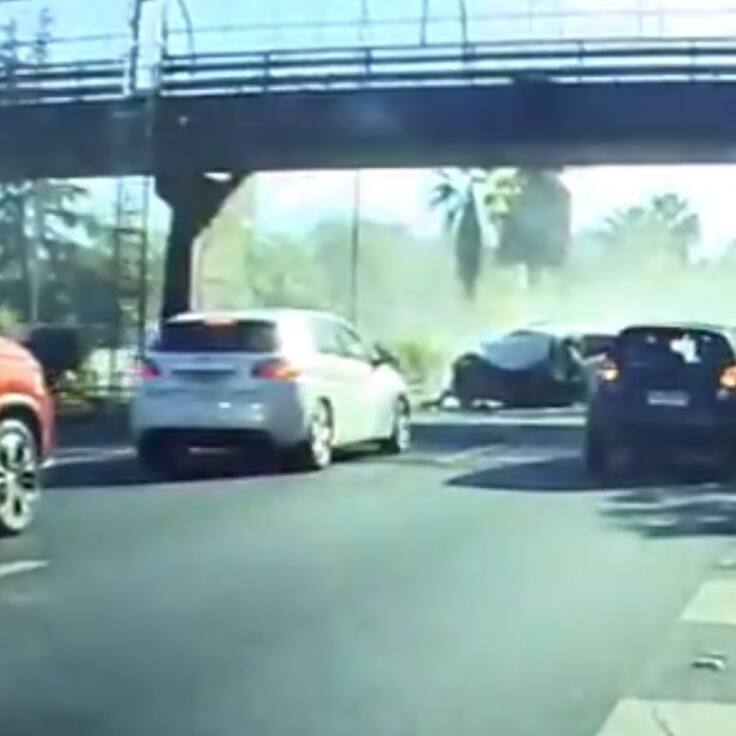 Impactante video muestra violento choque en Las Condes: auto se estrella contra barrera y provoca cierre de Kennedy