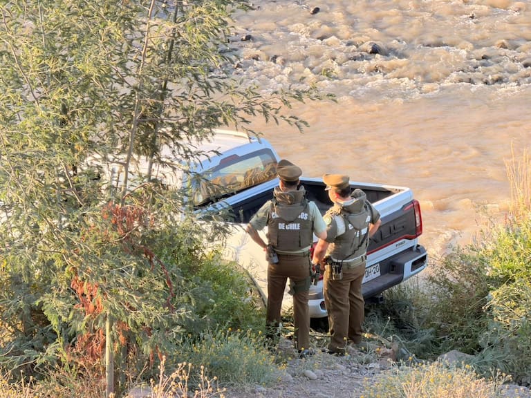 Volcamiento de camioneta al rio Mapocho en Lo Barnechea