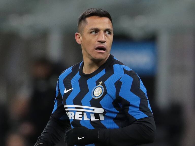 MILAN, ITALY - APRIL 07: Alexis Sanchez of FC Internazionale in action during the Serie A match between FC Internazionale and US Sassuolo at Stadio Giuseppe Meazza on April 07, 2021 in Milan, Italy. (Photo by Emilio Andreoli - Inter/Inter via Getty Images)