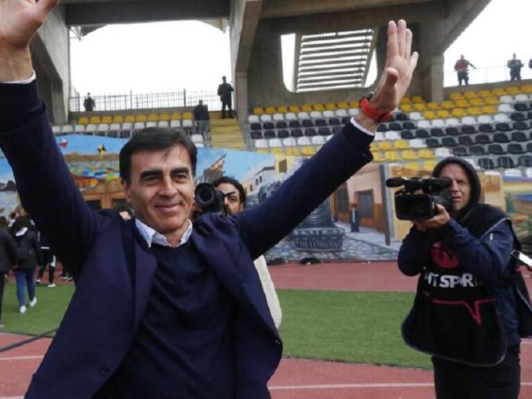 Alfredo Stöhwing confirmó que Gustavo Quinteros seguirá siendo el entrenador de Colo Colo: «Se queda»