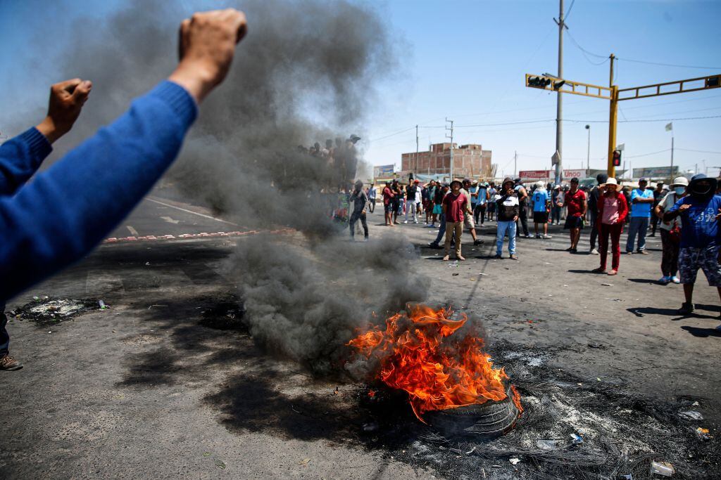 Manifestantes bloquean la ruta panamericana en la región de Ica en Perú