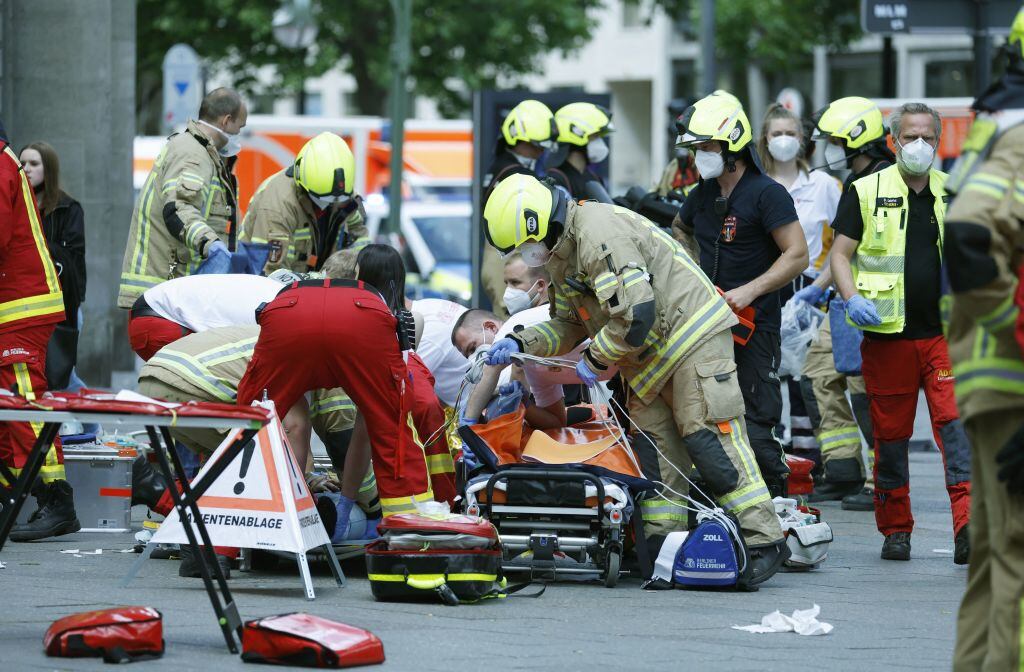 Equipos de emergencia asisten a heridos tras atropello masivo en Berlín