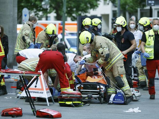Equipos de emergencia asisten a heridos tras atropello masivo en Berlín