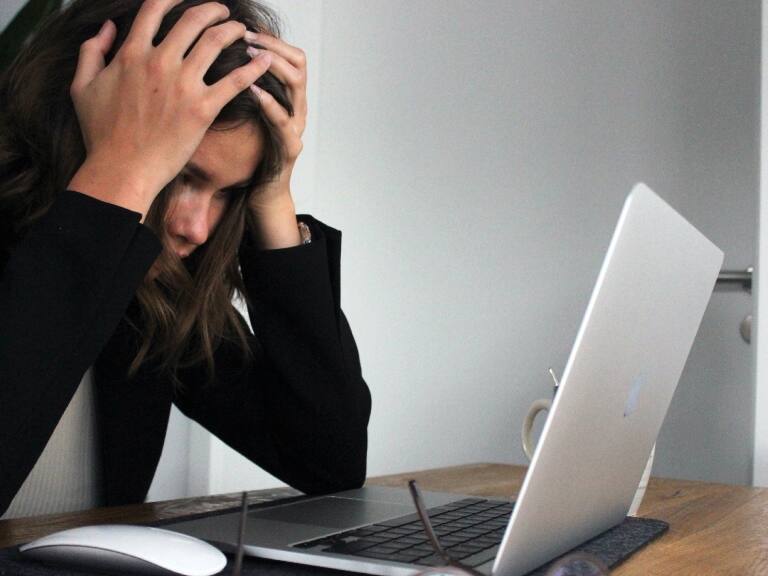 Acoso laboral: encuesta señala que siete de cada diez trabajadores lo han sufrido