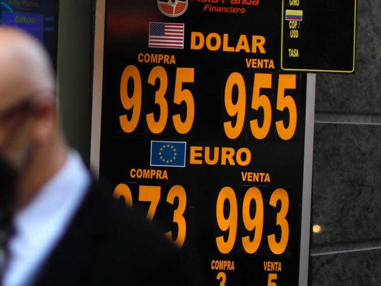 Dólar cierra con alza de más de 20 pesos tras apertura a la baja