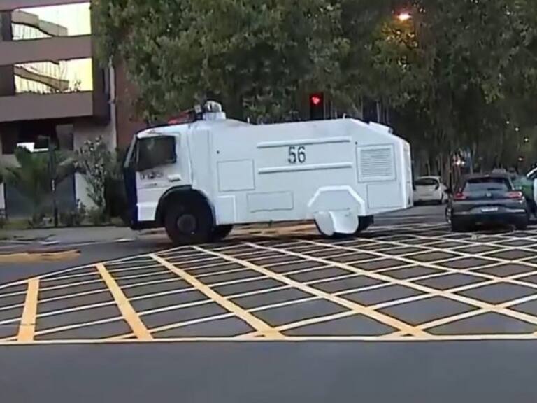 Automóvil chocó contra vehículo policial en la comuna de Providencia