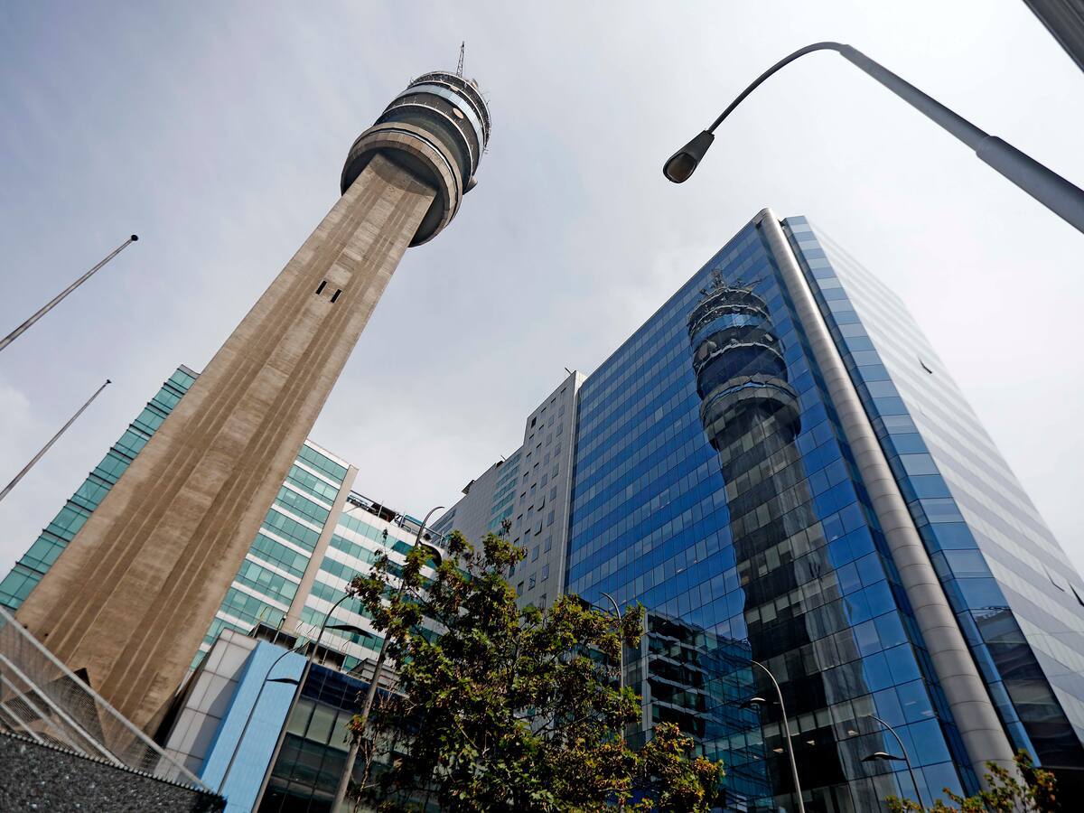 Pantalla LED de 360° y concierto de Los Bunkers: así fue el renacer de la Torre Entel en Santiago