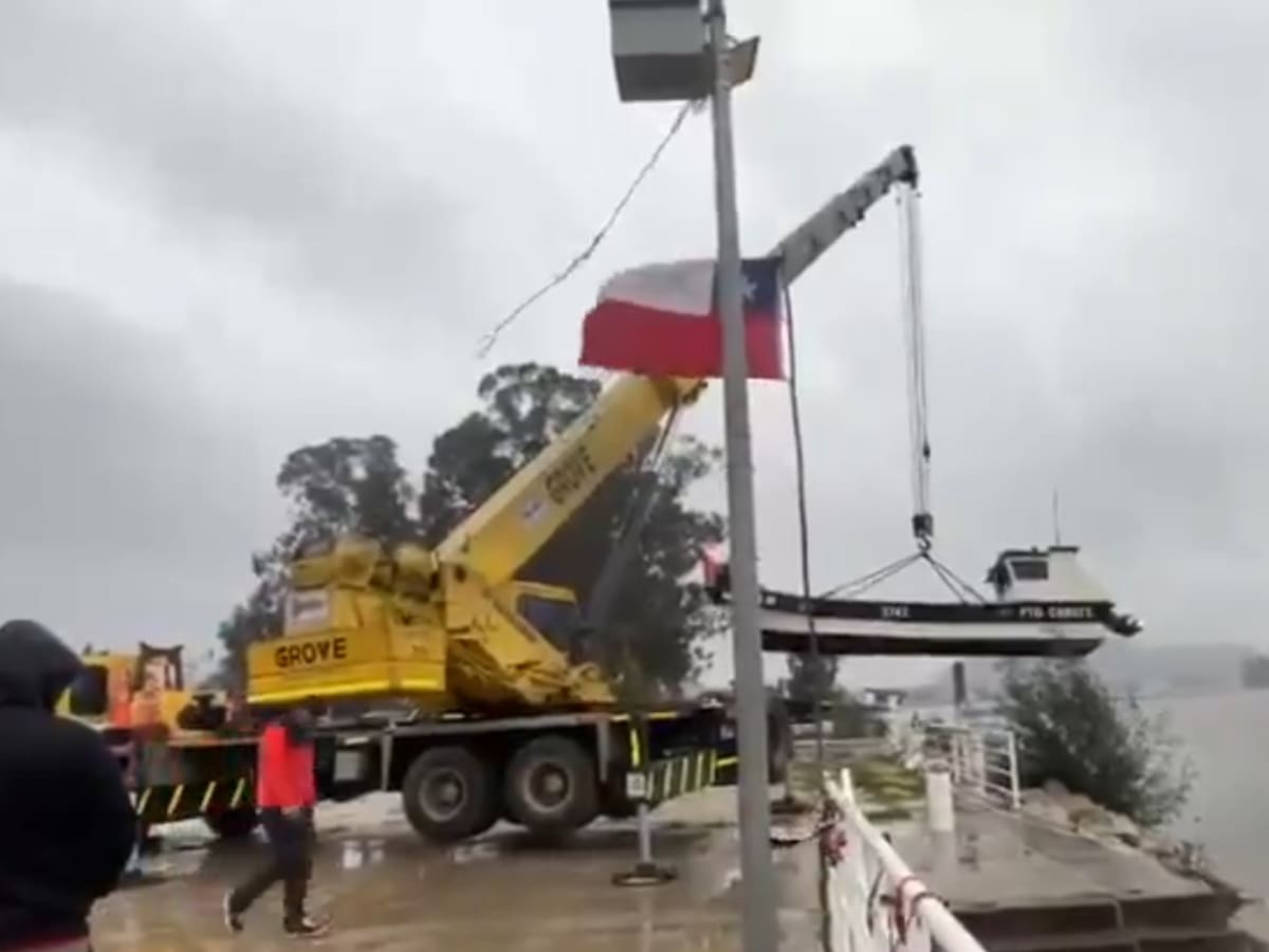 Video capta dramático momento en que grúa cae al río Maule con una lancha suspendida y dos personas a bordo
