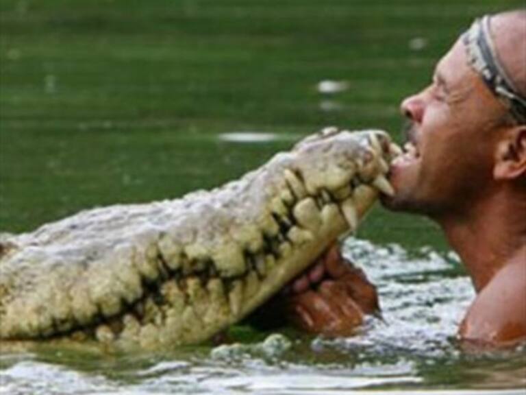 Hombre logró domesticar a un cocodrilo de 5 metros de largo