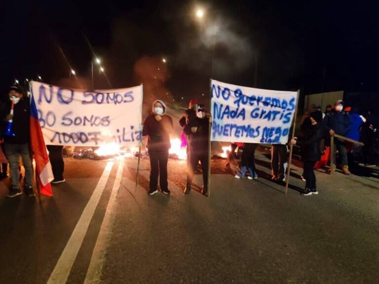Con barricadas en la Ruta 160: más de mil familias se movilizan contra orden de desalojo tras tomarse terrenos de Forestal Arauco