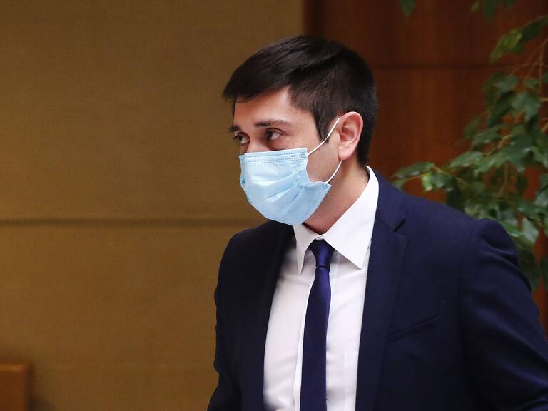 Diputado Calisto por cuarto retiro: "Es compatible con el IFE"