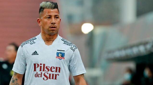 Leo Valencia no entrenó y está fuera de Colo Colo, mientras que otro delantero albo seguirá en el club