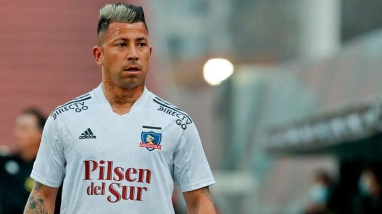 Leo Valencia no entrenó y está fuera de Colo Colo, mientras que otro delantero albo seguirá en el club