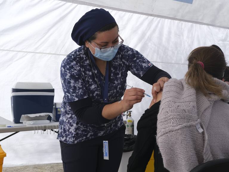 Infectólogo Miguel O’Ryan y tercera dosis de vacuna contra el covid-19: «Aquí lo clave es avanzar con las dos dosis»